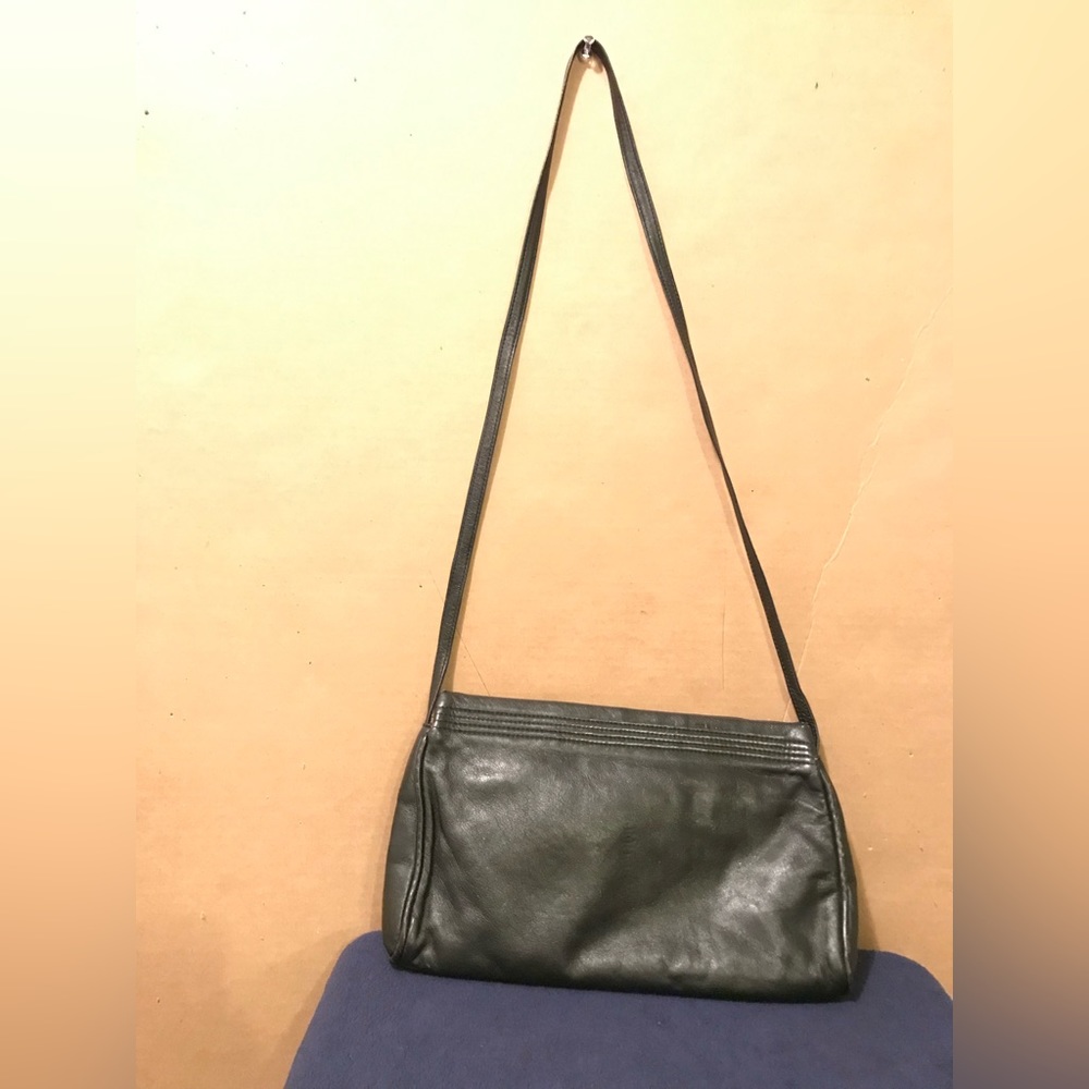 ANNE KLEIN LEATHER SHOULDER BAG.